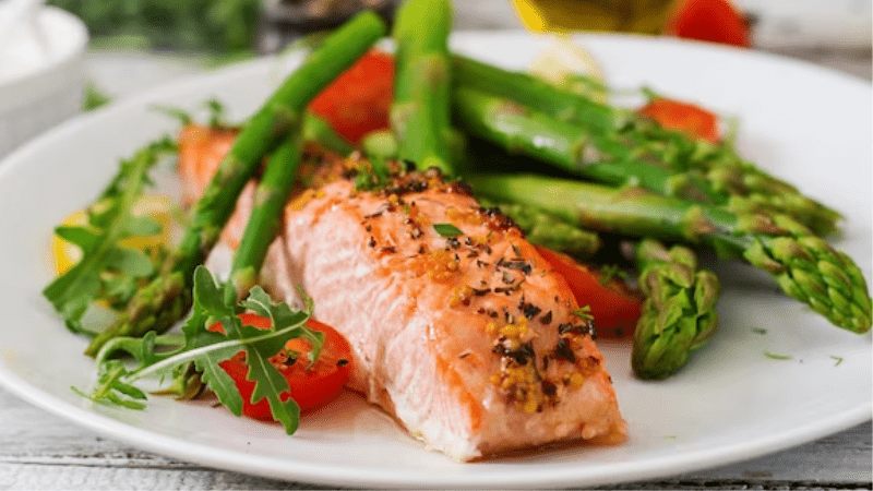 Salmão Grelhado, Espargos e tomate.
